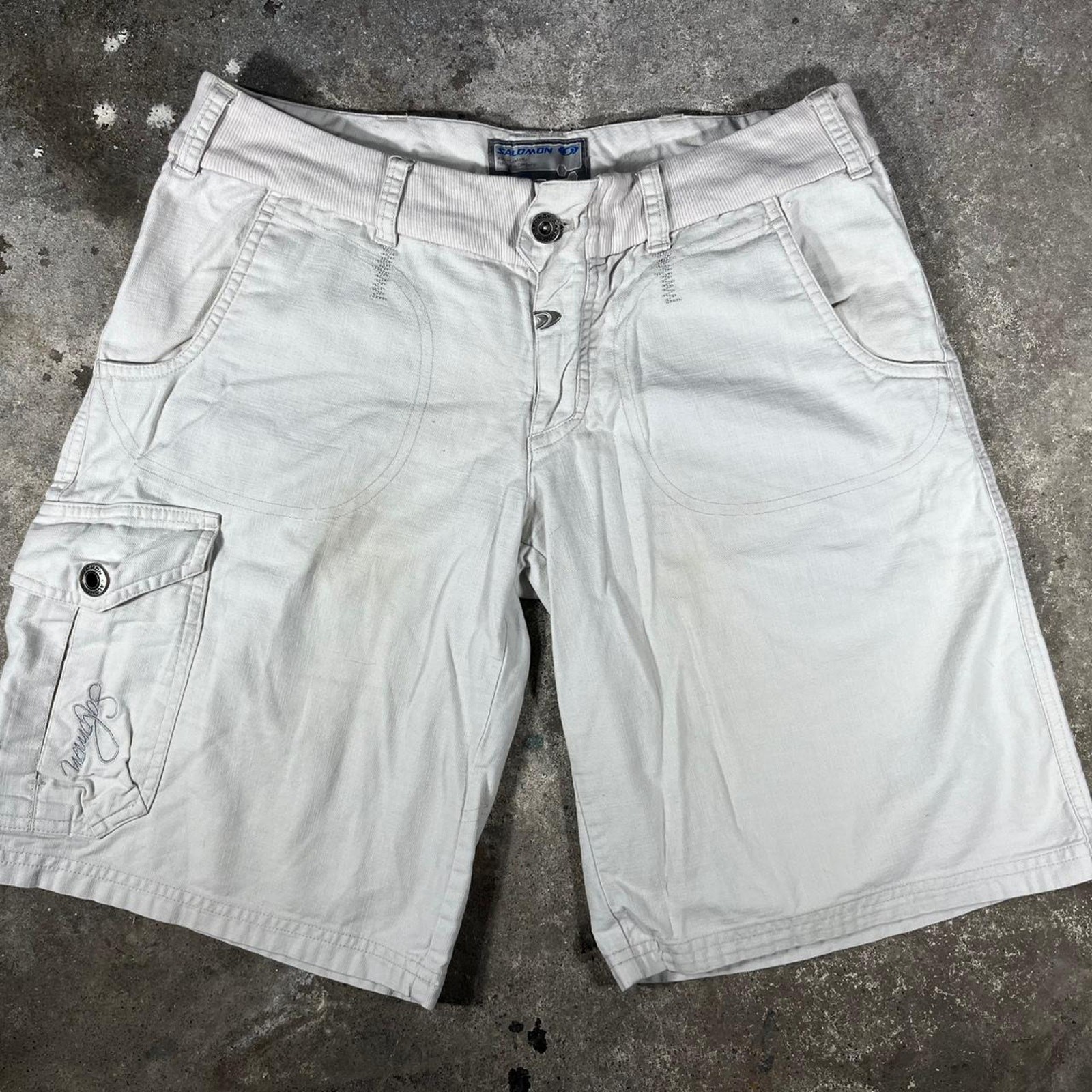 Pantaloncini cargo Salomon bianchi con logo ricamato e tasche multiple