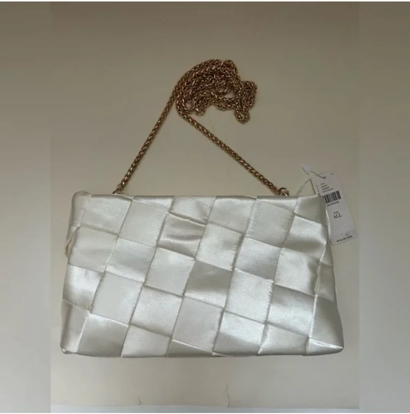 Bolsa de mão Anthropologie nova com etiquetas Melie Bianco tecido cetim branco corrente dourada - Imagem 4 de 4