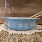Vintage Pyrex Snowflake 1 1/2 Quart Casserole Dish Great Condition No Lid