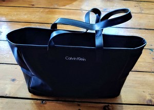 tote bolsa with a zipper