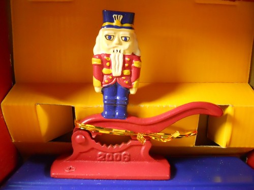 2006 Old Fashioned Nutcracker soldier cast iron decor home holidays Christmas - Picture 6 of 7