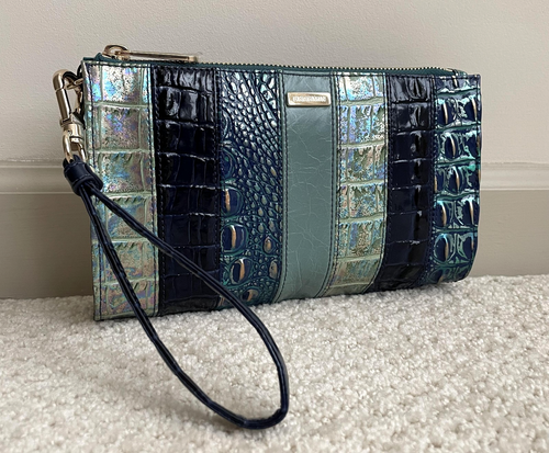 Brahmin DAISY grande fermeture éclair Lthr poignet pochette BLUE FLASHBACK dragon dauphin neuf avec étiquette - Photo 4/15