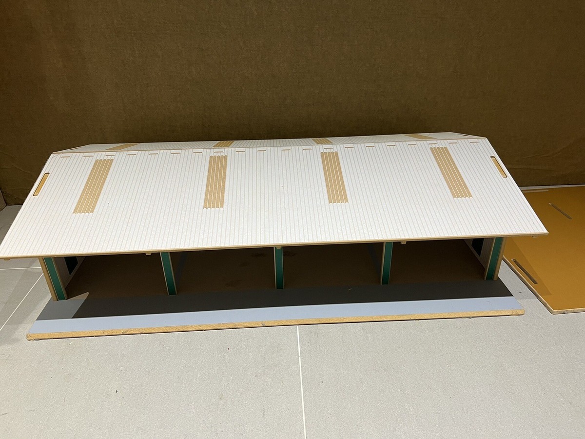 Brushwood Toys 1:32 Bay Tractor Shed UK