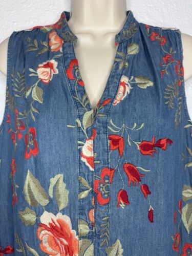 Beige By Eci Blue Denim Chambray Floral Embroidered V-neck Sleeveless Dress Sz 8 - Picture 3 of 12