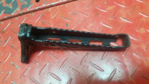 YAMAHA YFM 250 BEAR TRACKER > FOOT PEG REST # 4XE-F7411-00-00 - Picture 5 of 12