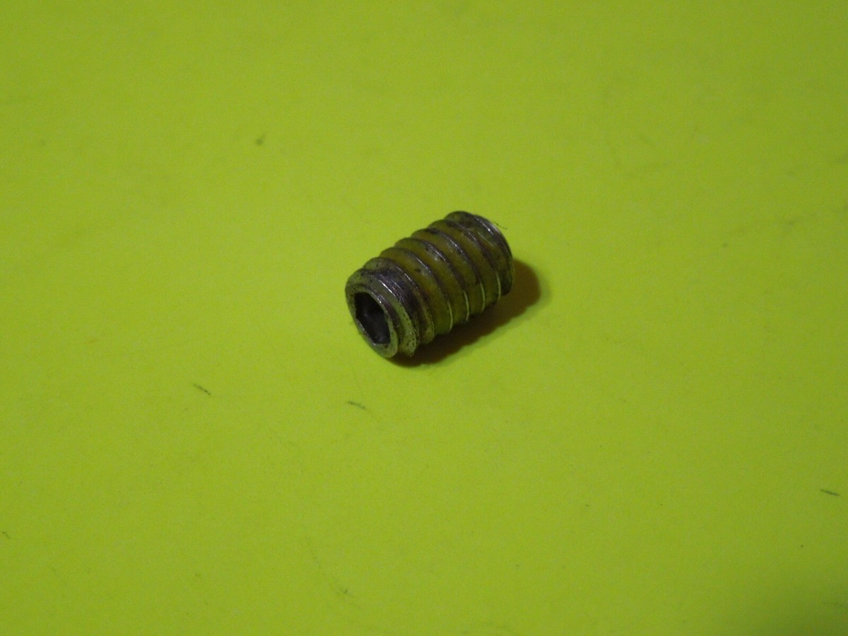 1 NOS OEM Harley Davidson 1/4