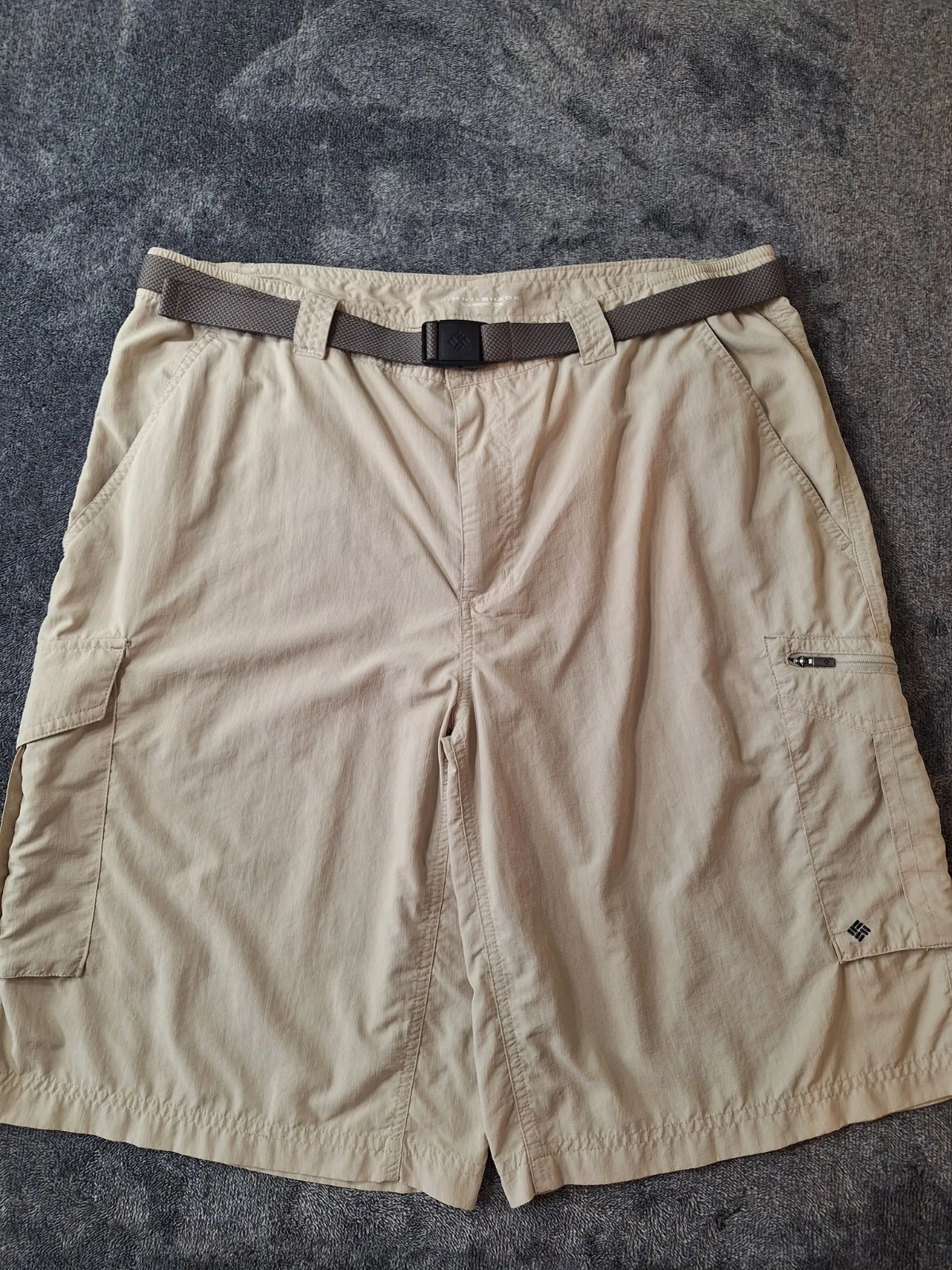 Columbia Omni Shade Cargo Belted Shorts Mens 38 Beige Camping Hiking Fishing