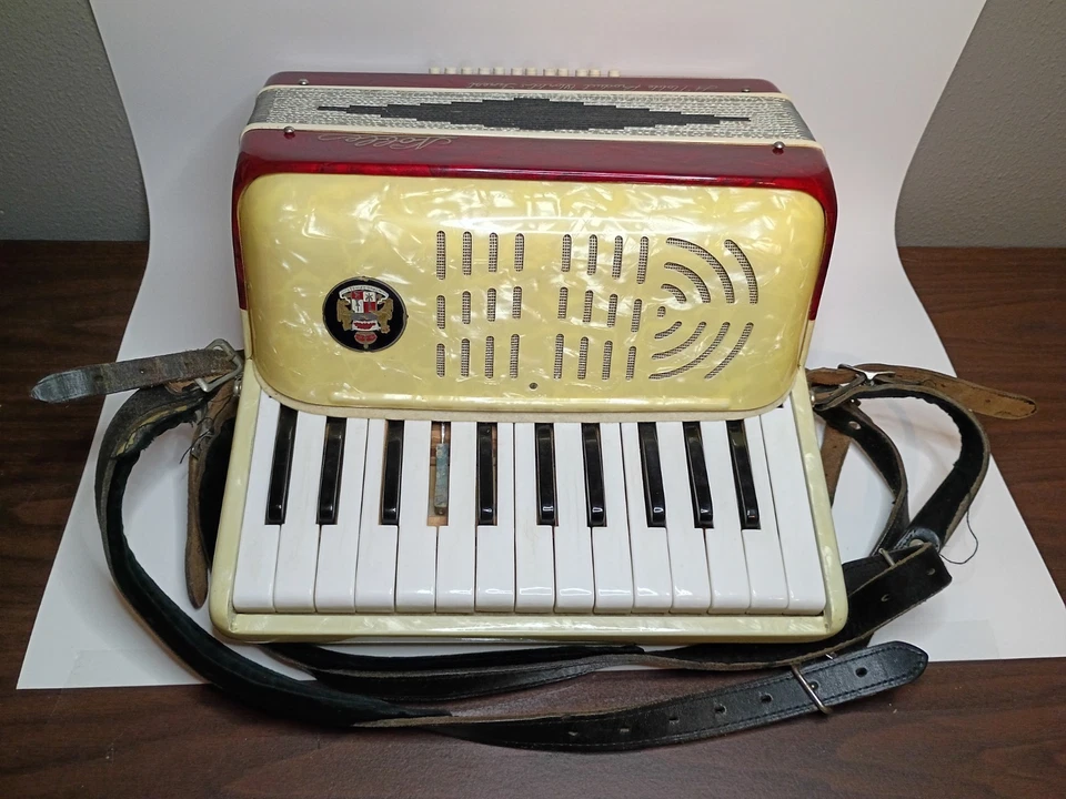 VINTAGE NOBLE ACCORDION RED MADE IN ITALY - Image 3 of 4