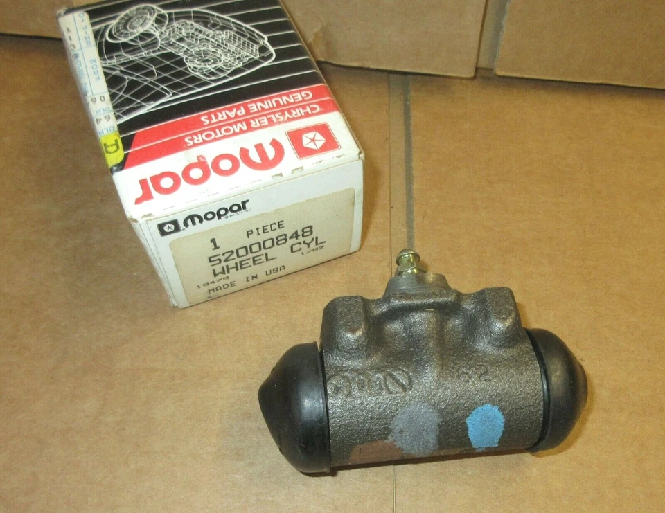 Cilindro rueda trasera derecha Mopar 52000848 1978-2001 Jeep CJ, Wrangler, Cherokee Foto 3 de 3