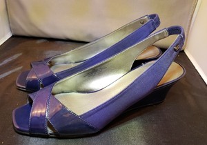 bandolino navy blue heels