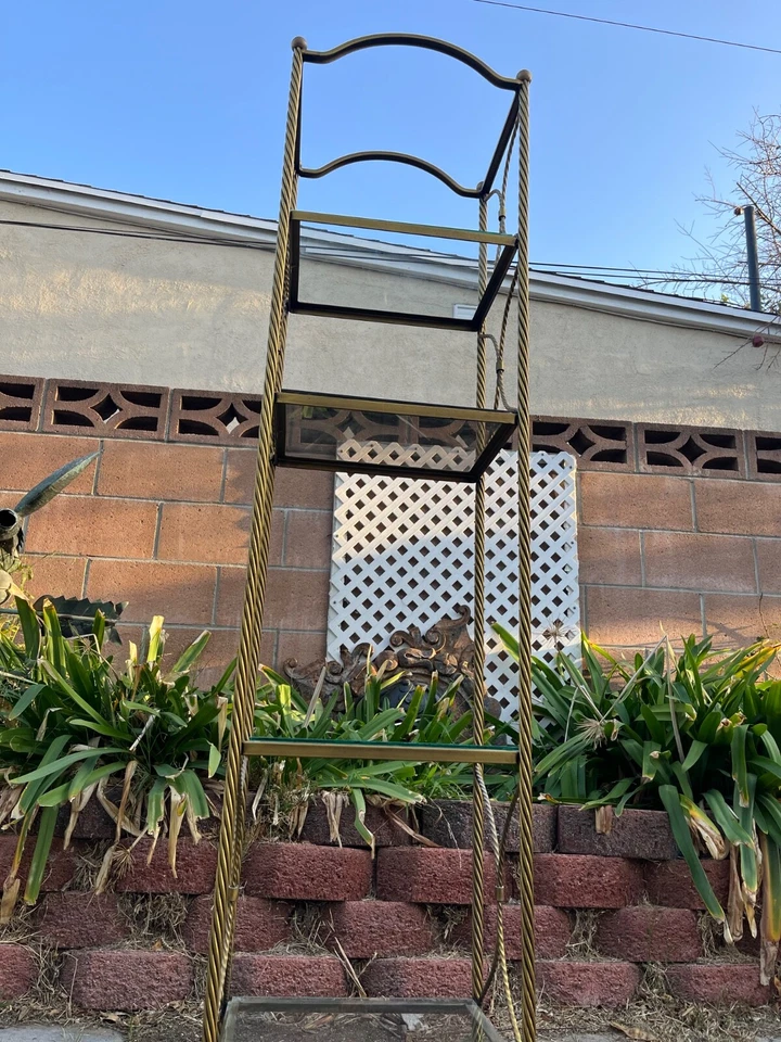 Soporte de piso vintage de metal dorado retorcido de cuatro niveles Foto 3 de 4