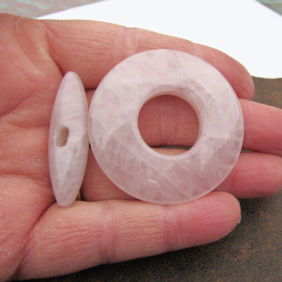 Palanca de piedra de cuarzo rosa de 45 mm, hallazgos colgantes de donut de piedra, suministro de joyas Foto 4 de 4