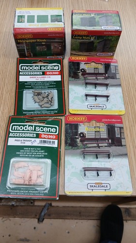 Hornby Periódico Quiosco Lámpara Cabañas x2 5110 Ovejas y Corderos Bancos Cerdos y Comedero | Condition: New