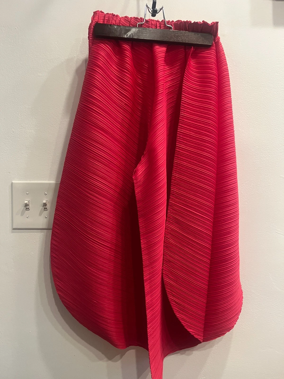 Pink Pleated Wide Leg Layered Capri Pants
Opens in a new window or tab