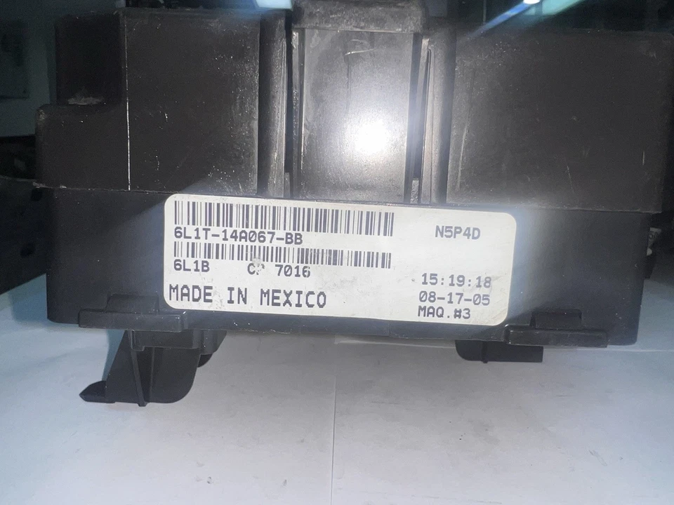 2006 Ford Expedition Fuse Box Relay Panel 6L1T-14A067-BB - Image 3 of 3