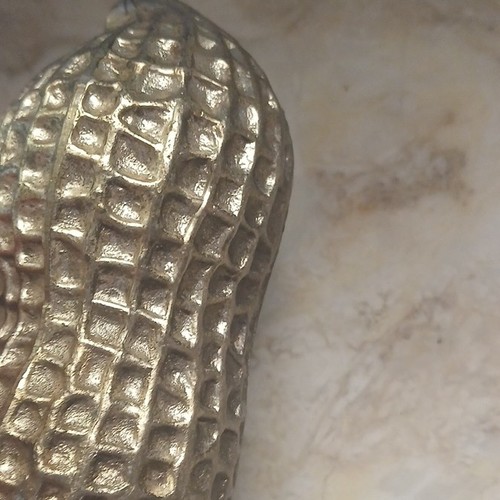 Fermacarte a forma di arachide in metallo tono argento con base in feltro verde - Foto 4 di 5