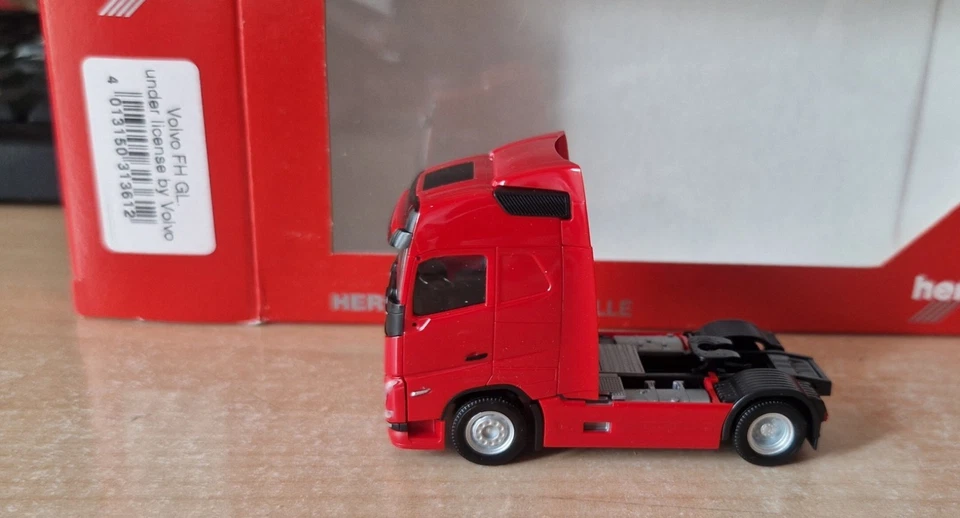 Herpa 313612 VOLVO FH GL trattore stradale neutro rosso 1:87 - Immagine 2 di 4