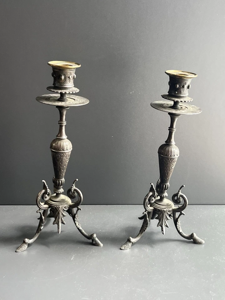 Ancienne paire de bougeoirs chandeliers flambeaux en bronze Argenté - Photo 3/4