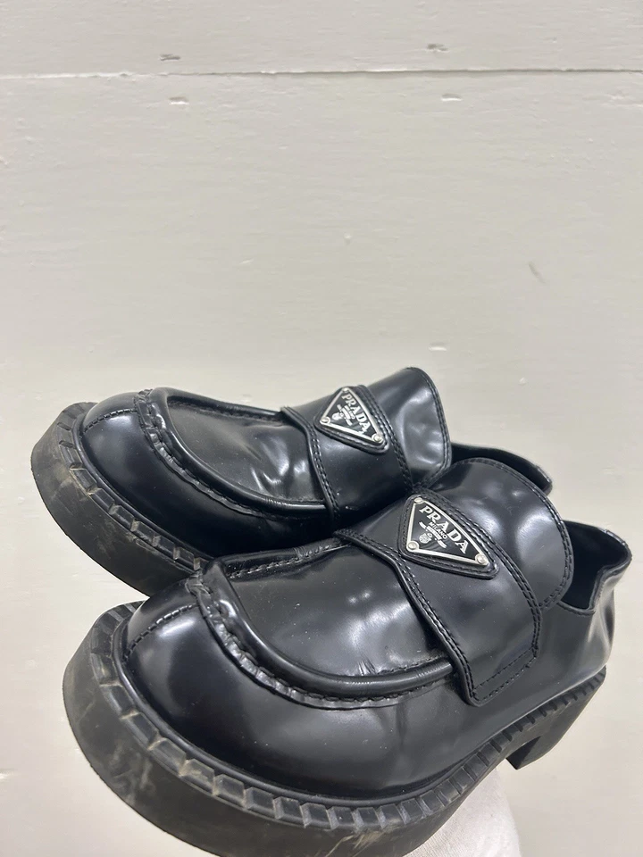 Mocasines planos sin cordones de cuero Prada para mujer triángulo grueso sin usar, en caja 7 EE. UU. 37 UE Foto 3 de 4