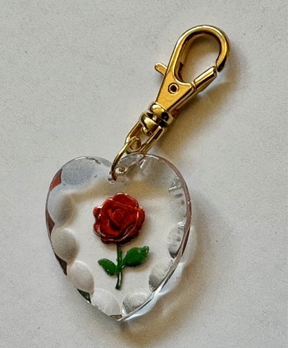 Charm Vintage Intaglio Retro Intaglio Vetro Rosso Rosa CUORE 1" Clip su Borsa Cappotto - Foto 2 di 2