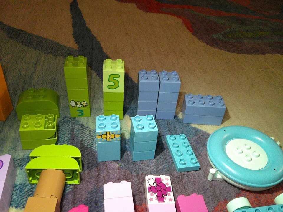 LEGO Duplo: Bricks, Parts, Animal Bricks & 6 Figures 100+ pastel/light colors - Image 4 of 4