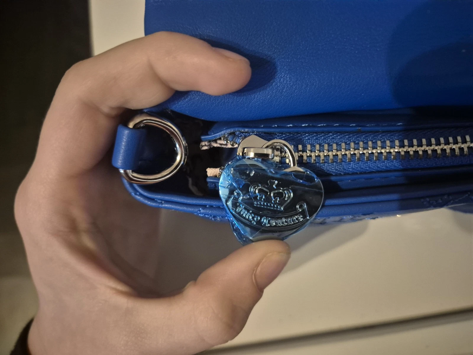 JUICY COUTURE Borsa a tracolla pochette Juicy Courture Dahlia in poliestere blu con catena nuova con etichette