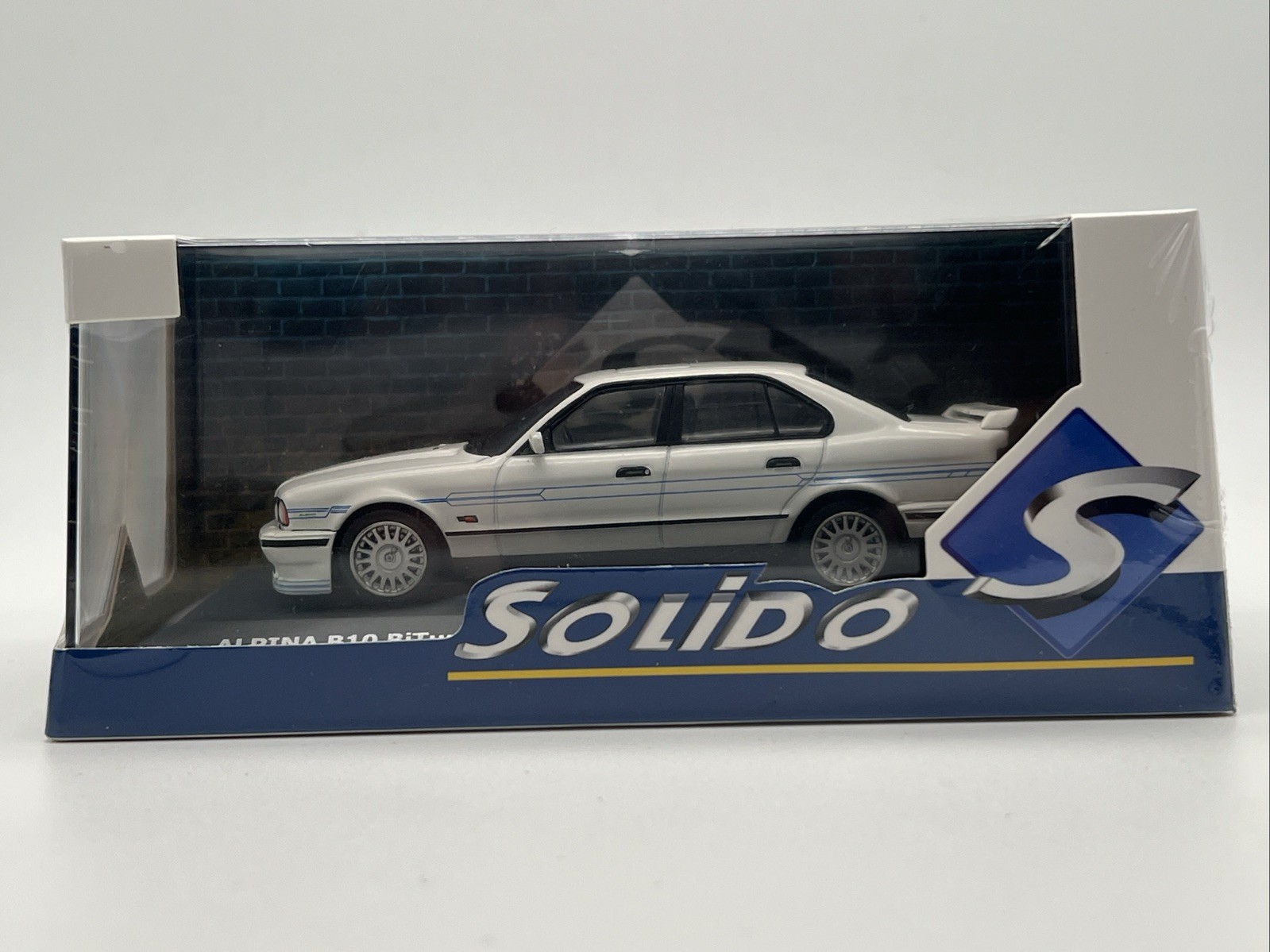 BMW B10 Biturbo 1/43 Solido réduit avec finitions de haute qualité