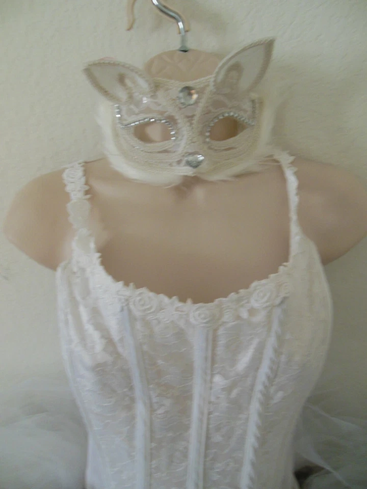 万圣节 白色 狐狸 定制 服装 VIOLET CASTLE 服装 - 尺寸 M 全新带标签 — 第 2/4 张图片