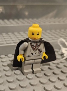 LEGO Harry Potter Hermione Granger Gryffindor Shield Torso & Cape Hp002 Lot62