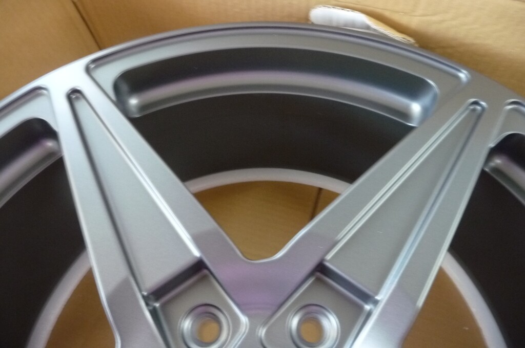 Ferrari California Front Wheel Rim 8JX20 Grigio Ferro Mito Rosso ALFG 263571 OEM