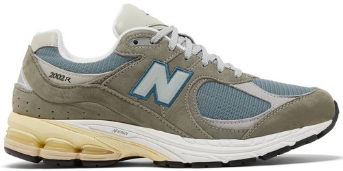 Size 7 Men's / 8.5 Women's New Balance 2002R Sneakers M2002RJB