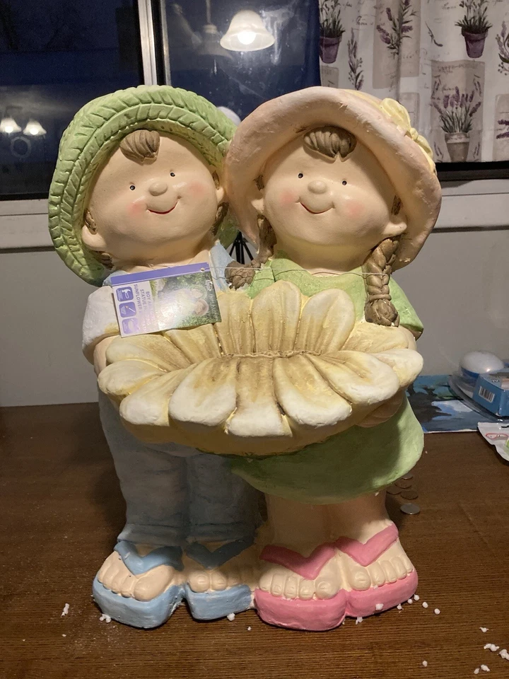 Niño y Niña Sosteniendo Girasol Baño de Pájaros, Divertida Estatua Infantil con Baño de Pájaros, 17" Foto 2 de 4