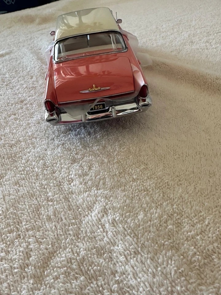 Danbury Mint 1956 Lincoln Premiere Coupe, Coral , 1:24, - Image 3 of 4