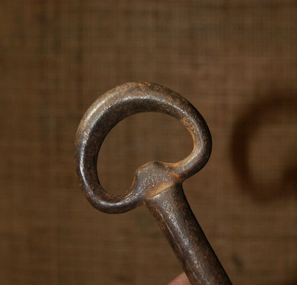 CLÉ ANCIENNE (13 cm) XIXe ou XXe - Photo 2/3