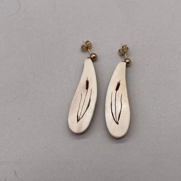 Pendientes colgantes de madera rellenos de oro naturaleza terroso trabajo étnico Foto 2 de 4