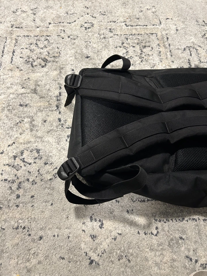 Herschel Supply Co. - Mochila Negra 23L Cinta Roja Interior Correas Ajustables Foto 4 de 4