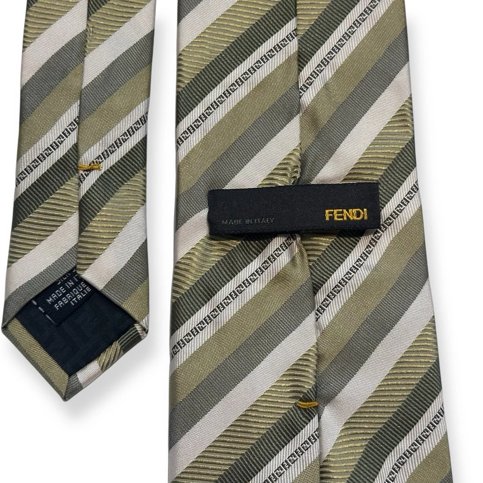 Corbata de Seda FENDI Dorada Oliva Beige Patrón Rayas Hecha en Italia 9,0 cm Excelente Foto 2 de 4