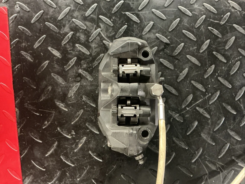 Суппорты переднего тормоза 03–04 Kawasaki Ninja Zx6r 636 с лесками и колодками - Изображение 4 из 4