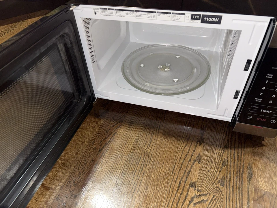 Frigidaire 1.1 Cu. ft Countertop Microwave Oven in Stainless Steel - Image 2 of 4