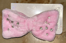 Plush Spa Headband.The headband is made of soft pink