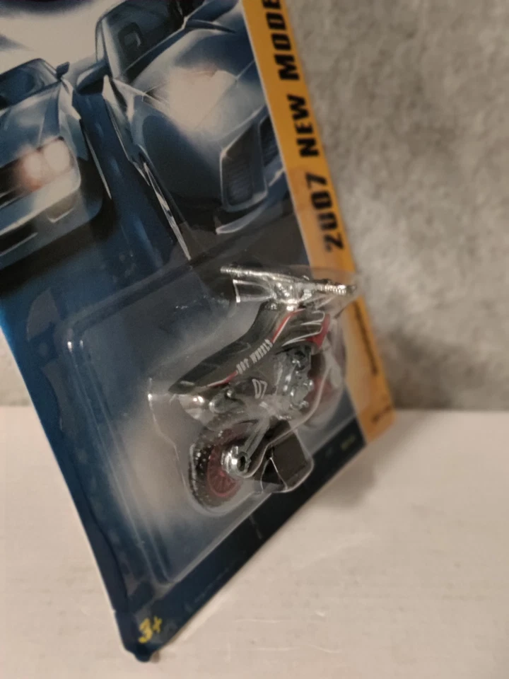 Hot Wheels 2007 New Models  #11/36 Gray WASTELANDER - Red Spokes W/Protector  - Image 4 of 4