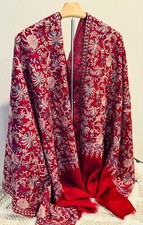 Scialle lana rosso ricamato fiori blu e vite rosa pashmina Ari