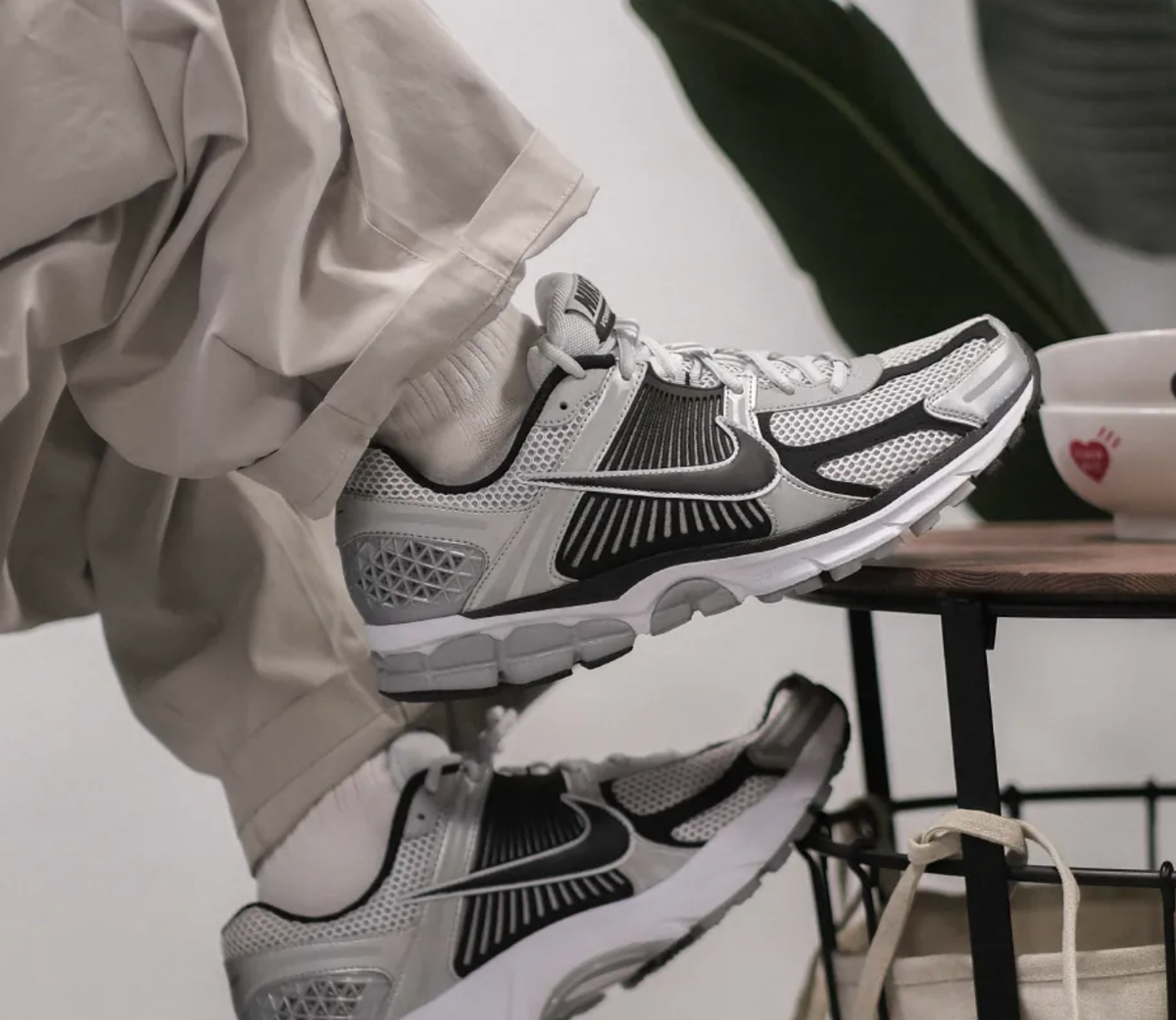 シューズ・サンダルその他 Nike Zoom Vomero 5 Men's Shoes FJ4151-004 Nike Zoom Vomero 5 Metallic Silver Black FJ4151-004 Men New