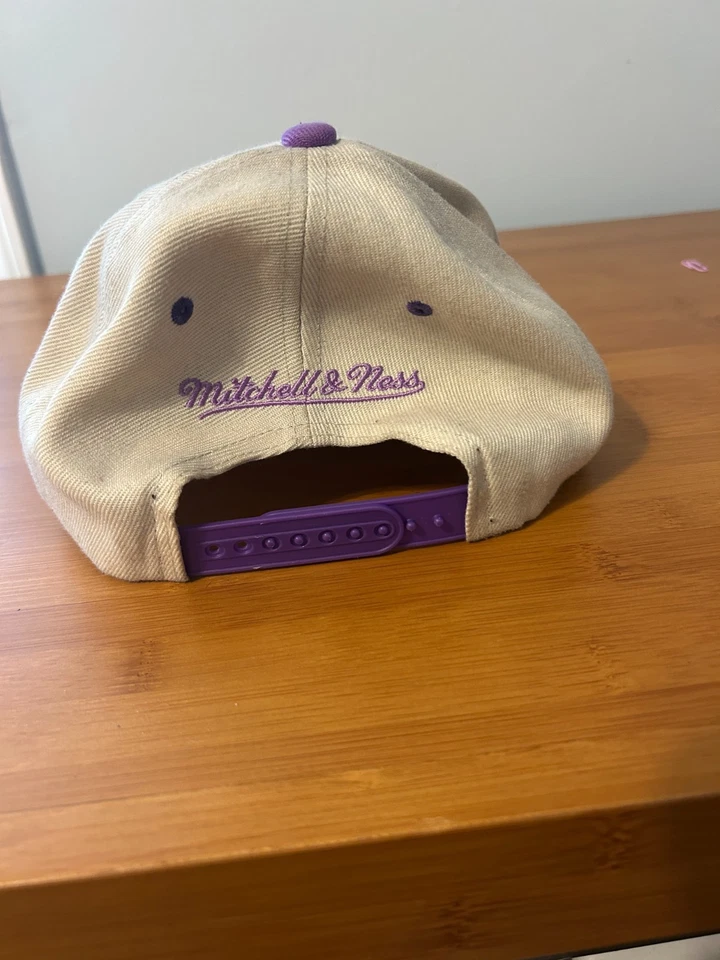 Gorra Snapback Los Angeles Lakers LA Cap Mitchell & Ness púrpura dorado LUKA Lebron Foto 3 de 4