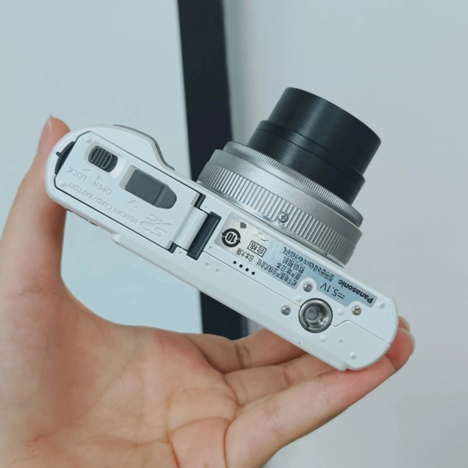 Panasonic LUMIX DMC-LX5 Digital Camera 10.1MP 3.8X Zoom White with Accessories - product detail image 8