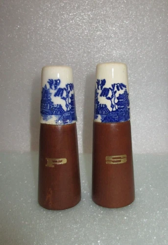 Vtg 🐦 MCM Eames Era Blue Willow Ceramic & Wood Salt & Pepper Shakers Blue White