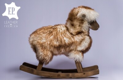 Handgefertigtes traditionelles Schaukelpferd aus Holz, Schaf, echtes Lammfell, Leder, Kinder