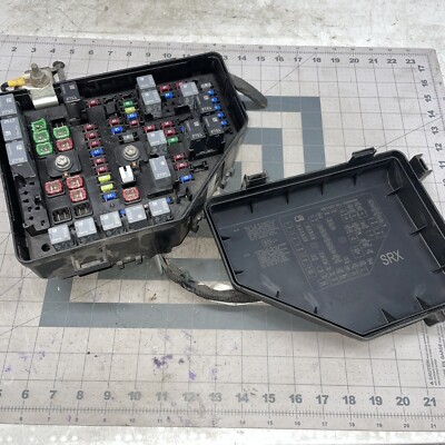 2009 Cadillac SRX Engine Fuse Relay Junction Box w/o Headlamp Washers 20755776