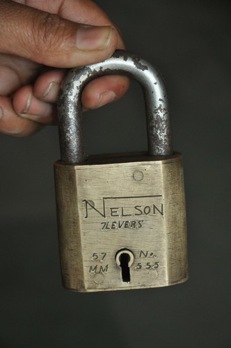 Candado Vintage Latón Hecho a Mano Forma Única Marca NELSON 7 Palancas Nº555 - Imagen 2 de 7