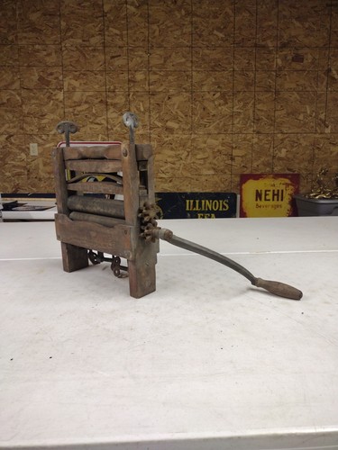 Antique Rival Horse Shoe Brand American Wringer Co. Wood Crank Wringer 1924 Patd - Picture 5 of 19